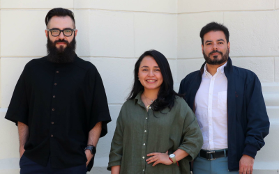 Revisa la entrevista a los curadores de la Bienal Ángela Carvajal, Sebastián López y Óscar Aceves en Santiago Adicto